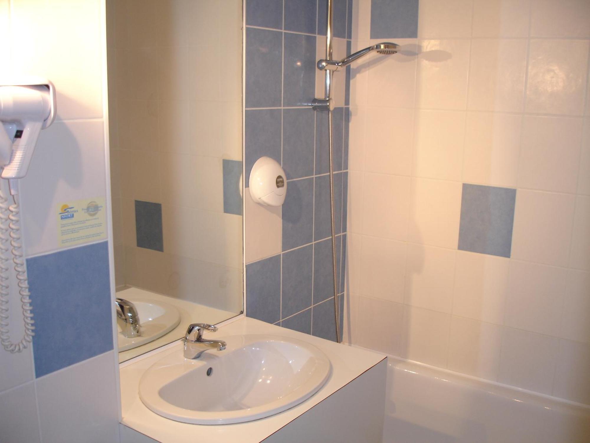 Agape Hotel Niort- Bessines Habitación foto